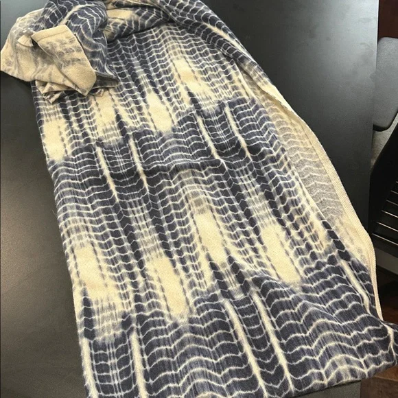 Garnet Hill cashmere wrap, scarf - Picture 4 of 4